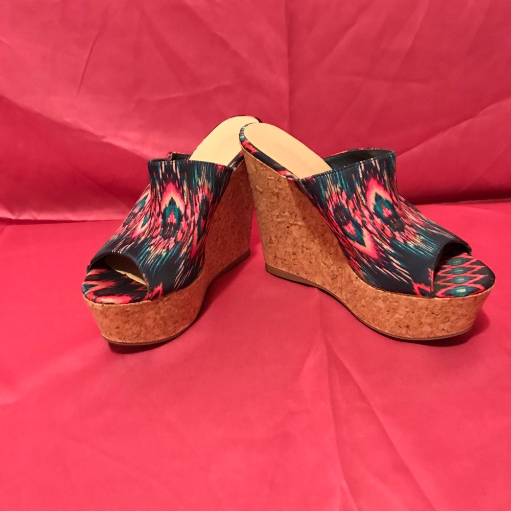 Shoe dazzle pink peacock wedges